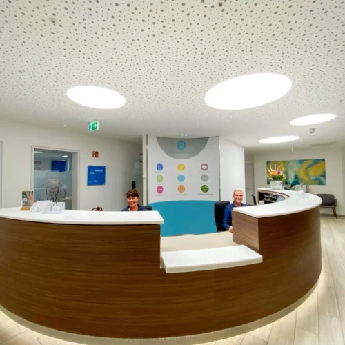 Foto des Empfangs im Zentrum für Zahnheilkunde Westholstein