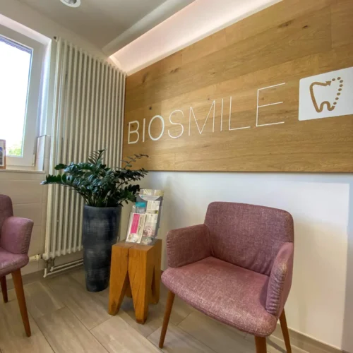 Foto des BIOSMILE-Wartebereichs im Zentrum für Zahnheilkunde Westholstein
